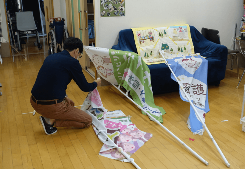 鹿児島ディサービス のぼり 交換中