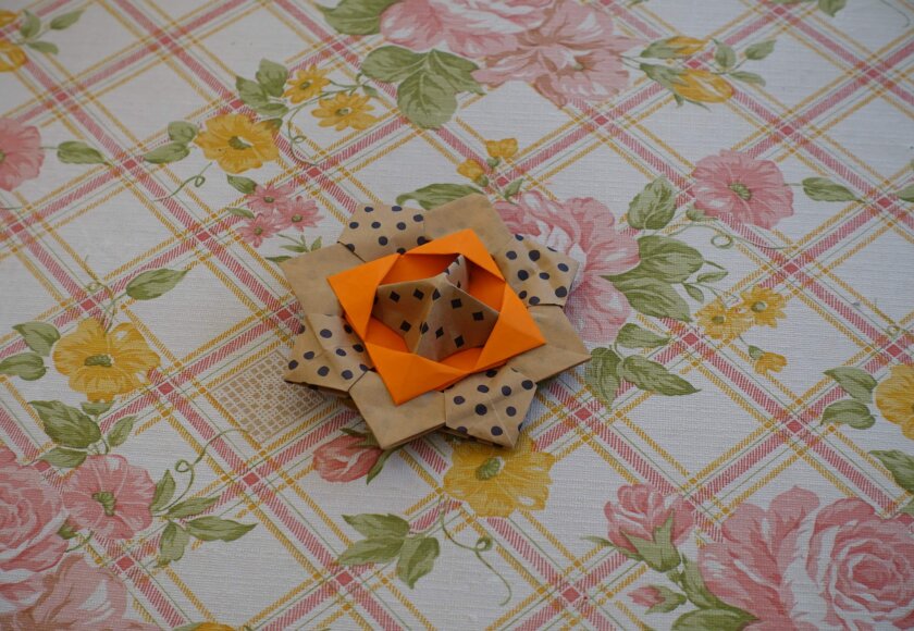 鹿児島デイサービス　創作活動　折り紙　こま