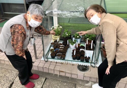 農園の前で