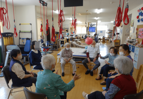 鹿児島デイサービス レク活動 ボール投げ