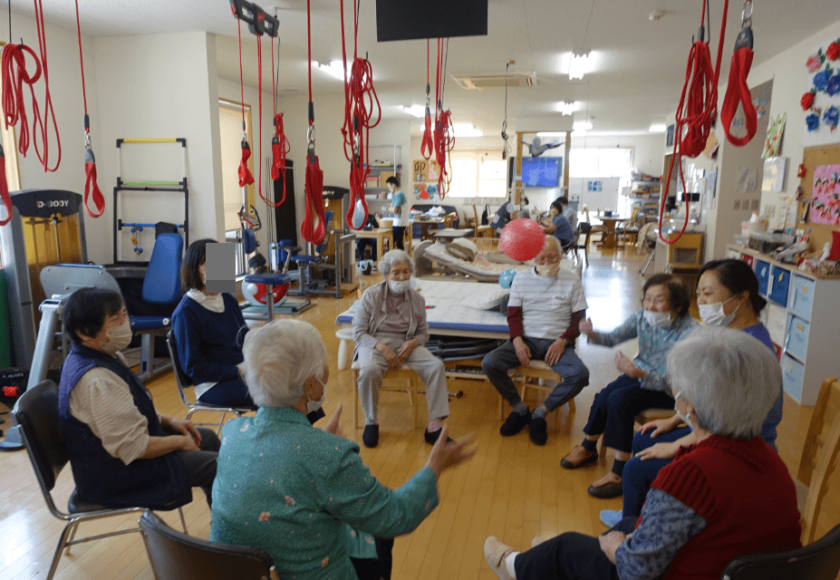 鹿児島デイサービス　レク活動　ボール投げ