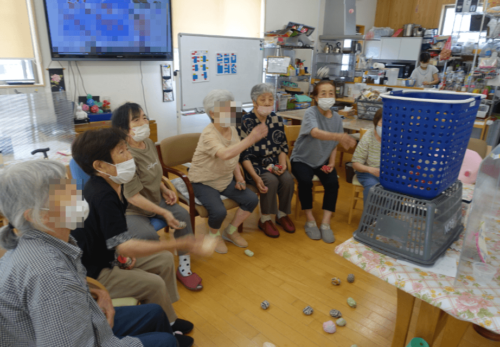 鹿児島ディサービス 玉入れ レク活動