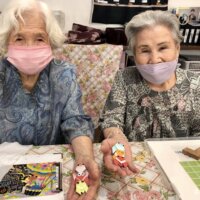セミと美人2人