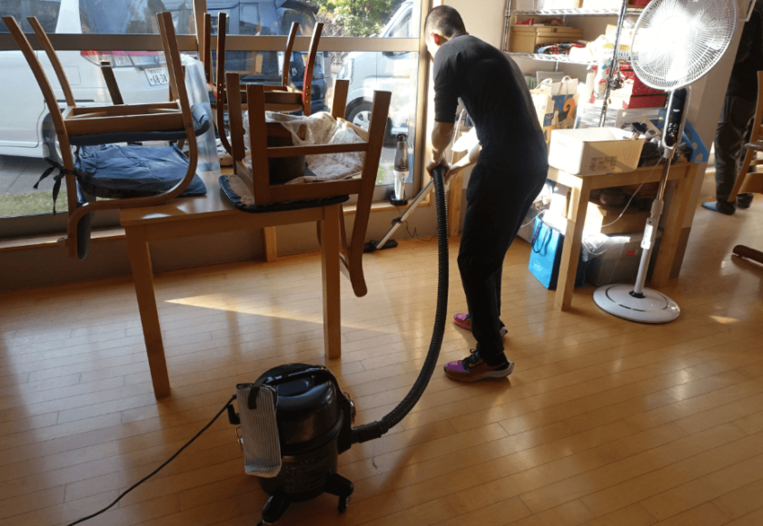 鹿児島ディサービス　床・鏡　掃除