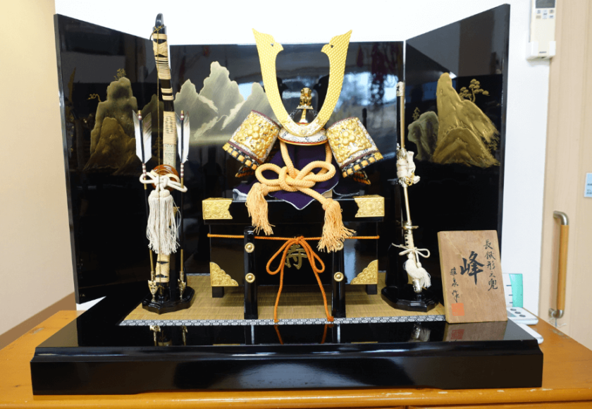 鹿児島ディサービス　雛祭り納め　兜飾り