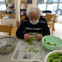 鹿児島 デイサービス スナップエンドウ 調理活動