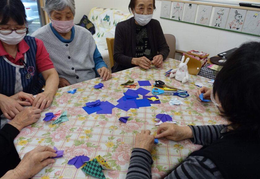 鹿児島デイサービス 創作活動 菖蒲 兜 折り紙