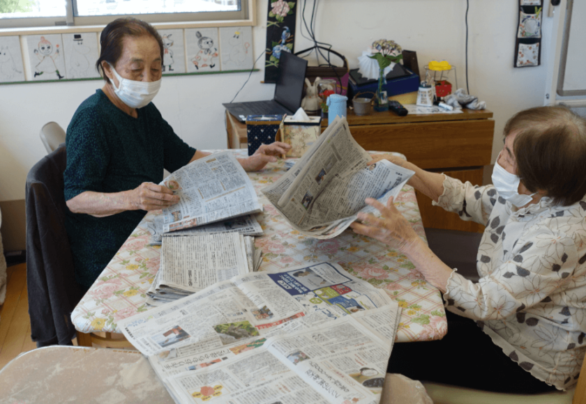 鹿児島ディサービス　新聞紙ゴミ　創作活動