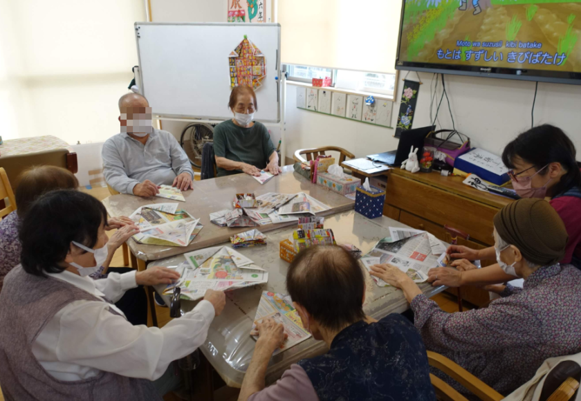 鹿児島ディサービス 新聞紙ゴミ箱 作成