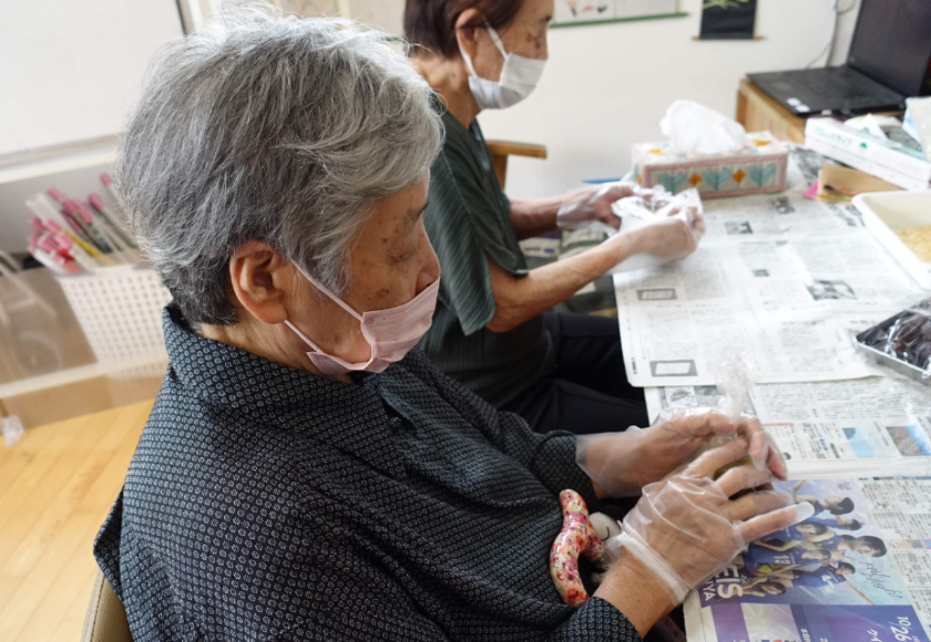 鹿児島ディサービス おやつ作り 芋饅頭