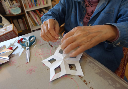 鹿児島　デイサービス　創作活動　切絵