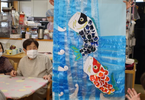 鹿児島 デイサービス 創作活動 鯉のぼり 壁紙作り