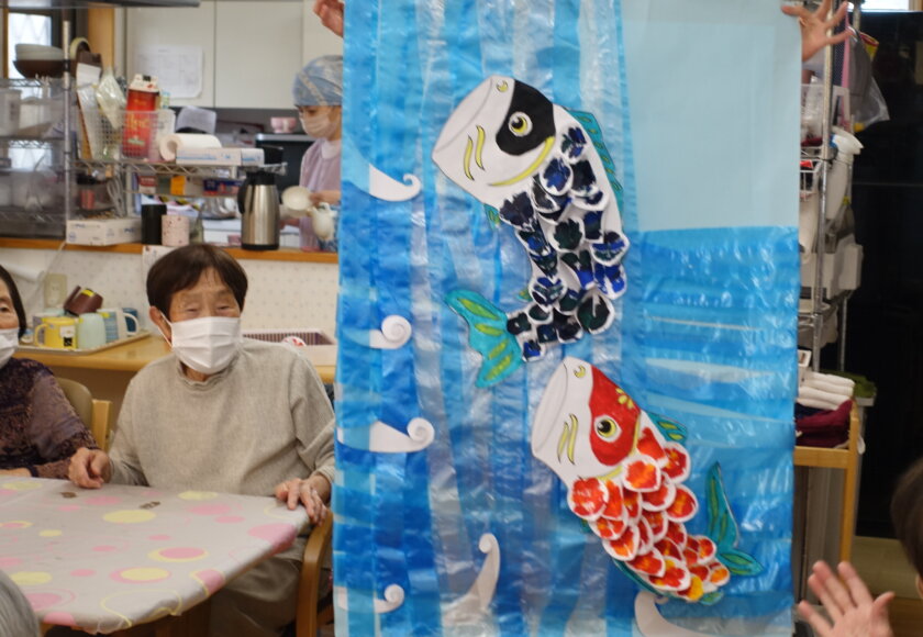 鹿児島　デイサービス　創作活動　鯉のぼり　壁紙作り
