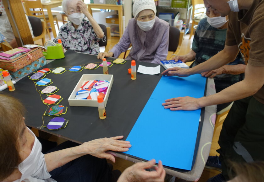 鹿児島　デイサービス　創作活動　壁紙作り　８月