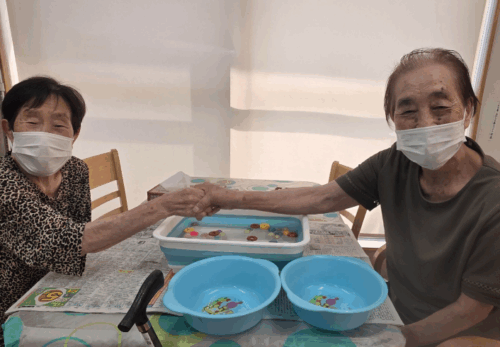 鹿児島デイサービス　レク活動　ボールすくい