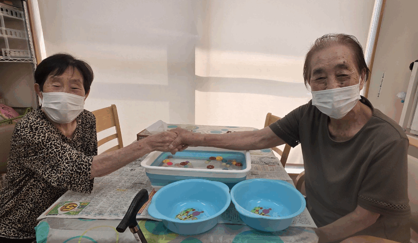 鹿児島デイサービス　レク活動　ボールすくい