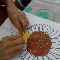 鹿児島　デイサービス　創作活動　貼り絵　ひまわり