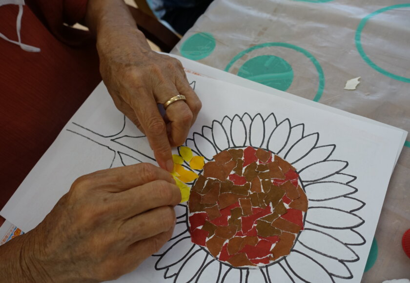 鹿児島　デイサービス　創作活動　貼り絵　ひまわり