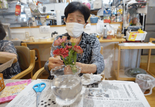 鹿児島デイサービス 百日草 生け花