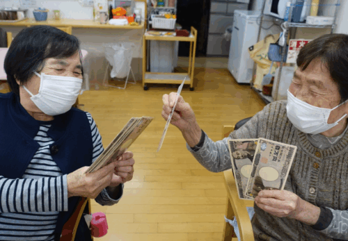 鹿児島デイサービス　レク活動　トランプ