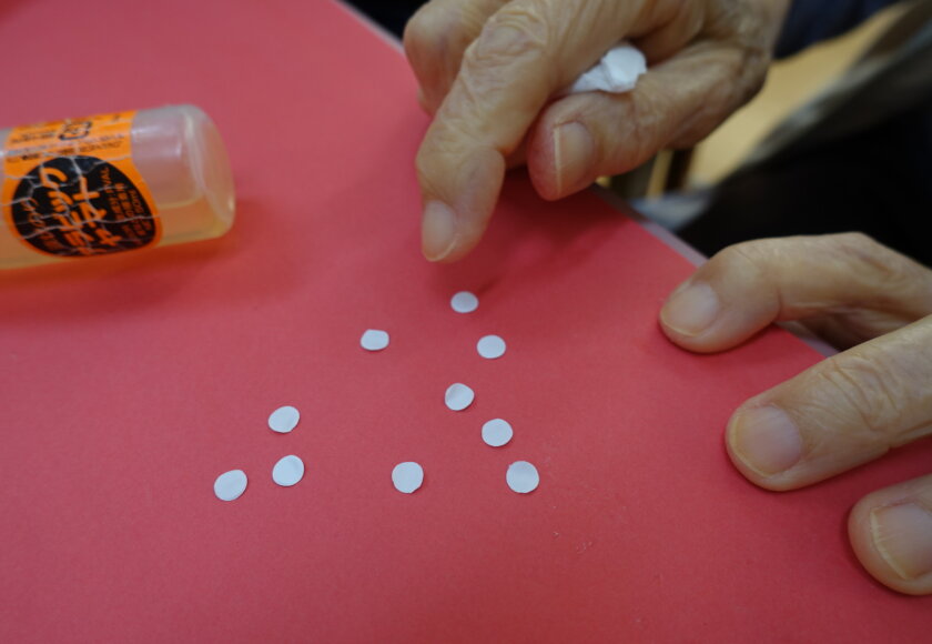 鹿児島　デイサービス　創作活動　壁紙作り