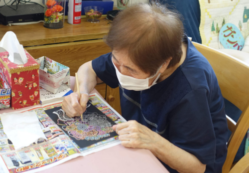 鹿児島ディサービス　スクラッチアート　創作活動